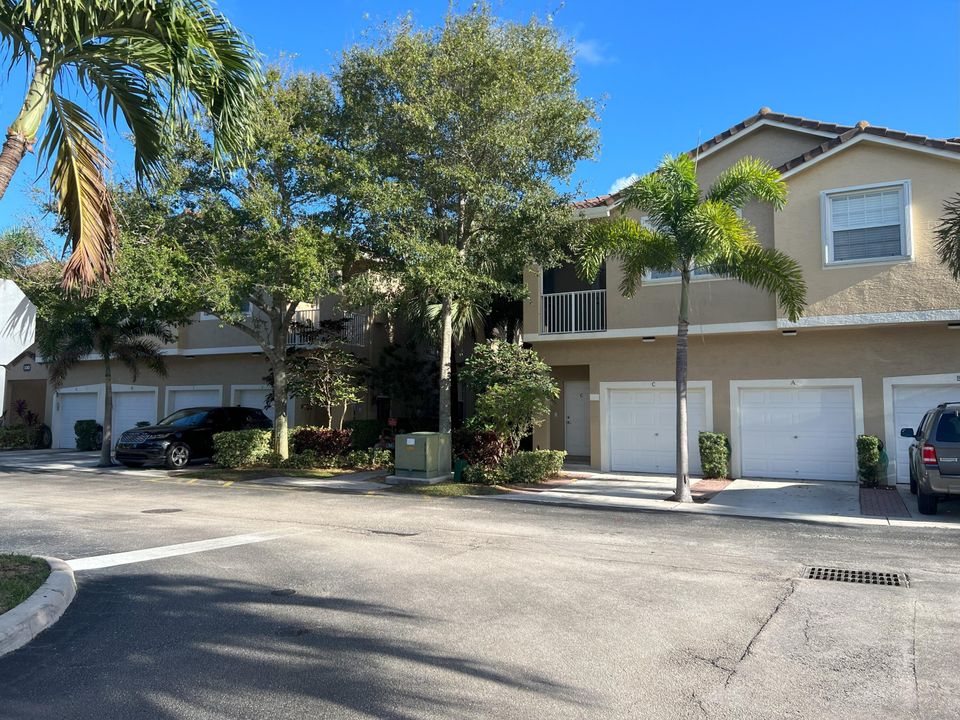 Active With Contract: $2,600 (3 beds, 2 baths, 1128 Square Feet)