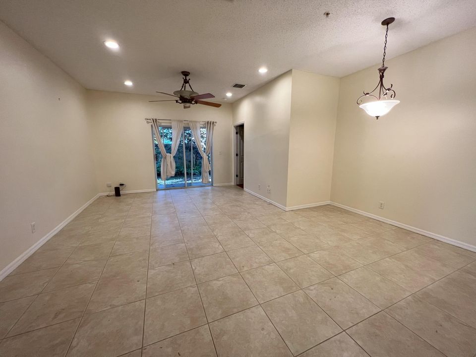 Active With Contract: $2,600 (3 beds, 2 baths, 1128 Square Feet)