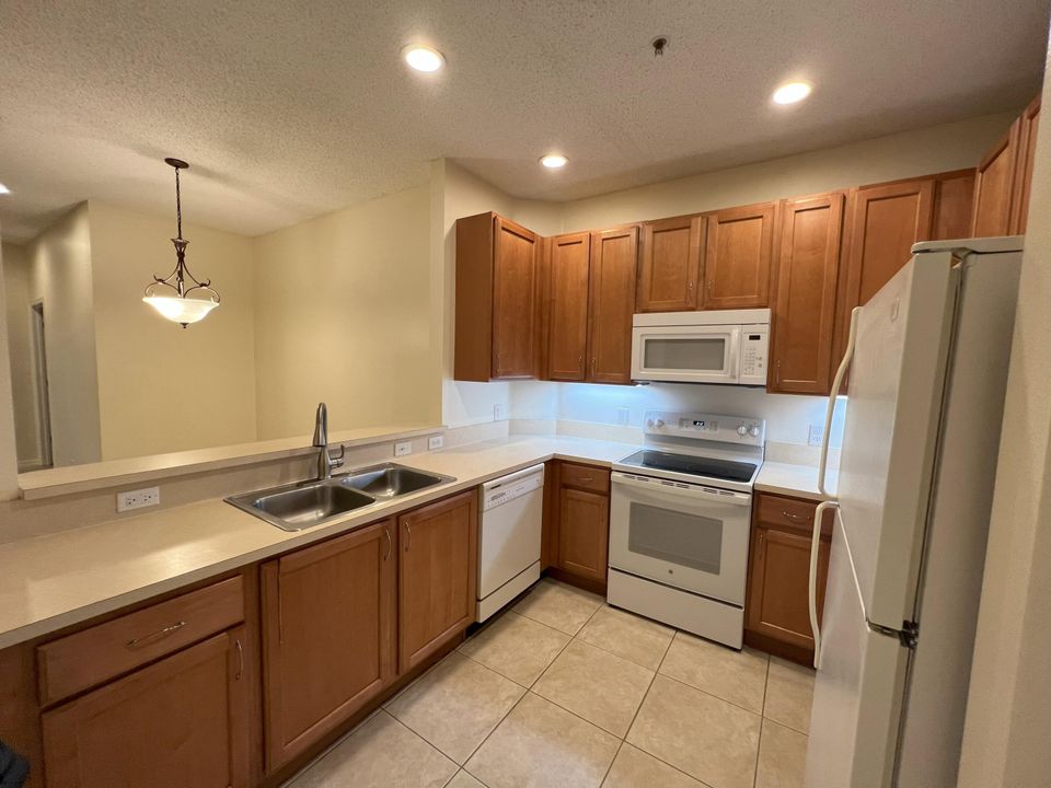 Active With Contract: $2,600 (3 beds, 2 baths, 1128 Square Feet)