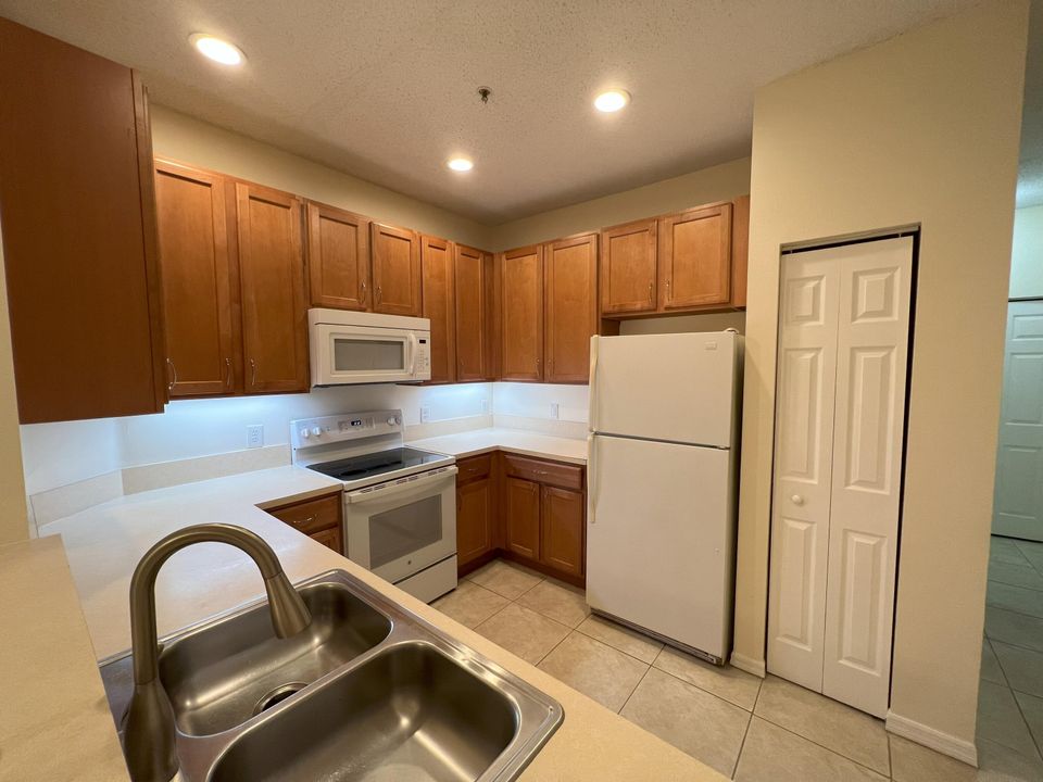 Active With Contract: $2,600 (3 beds, 2 baths, 1128 Square Feet)