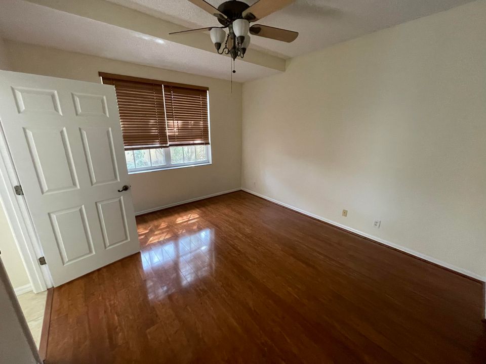 Active With Contract: $2,600 (3 beds, 2 baths, 1128 Square Feet)