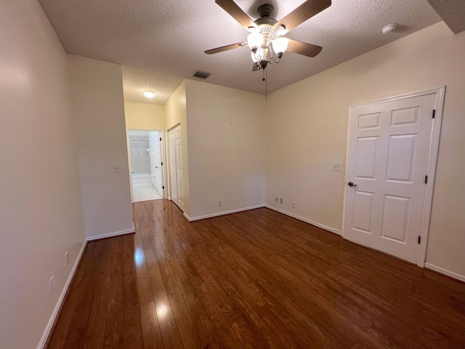 Active With Contract: $2,600 (3 beds, 2 baths, 1128 Square Feet)