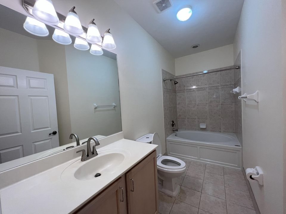 Active With Contract: $2,600 (3 beds, 2 baths, 1128 Square Feet)