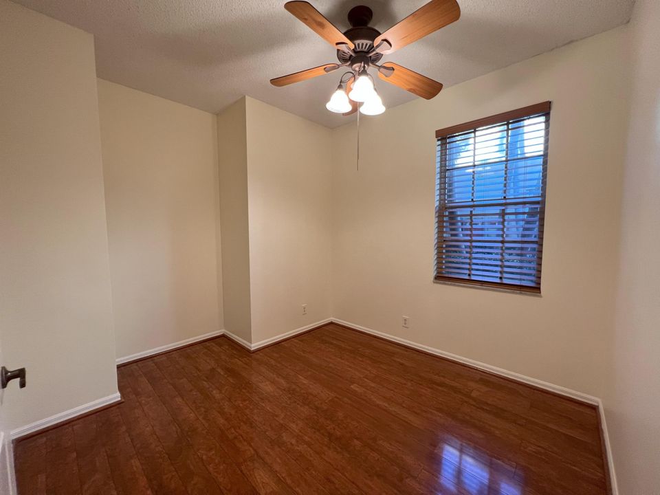 Active With Contract: $2,600 (3 beds, 2 baths, 1128 Square Feet)