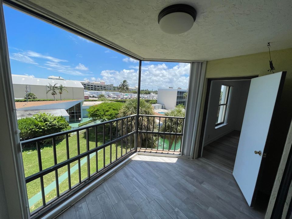 Active With Contract: $2,000 (2 beds, 2 baths, 1029 Square Feet)