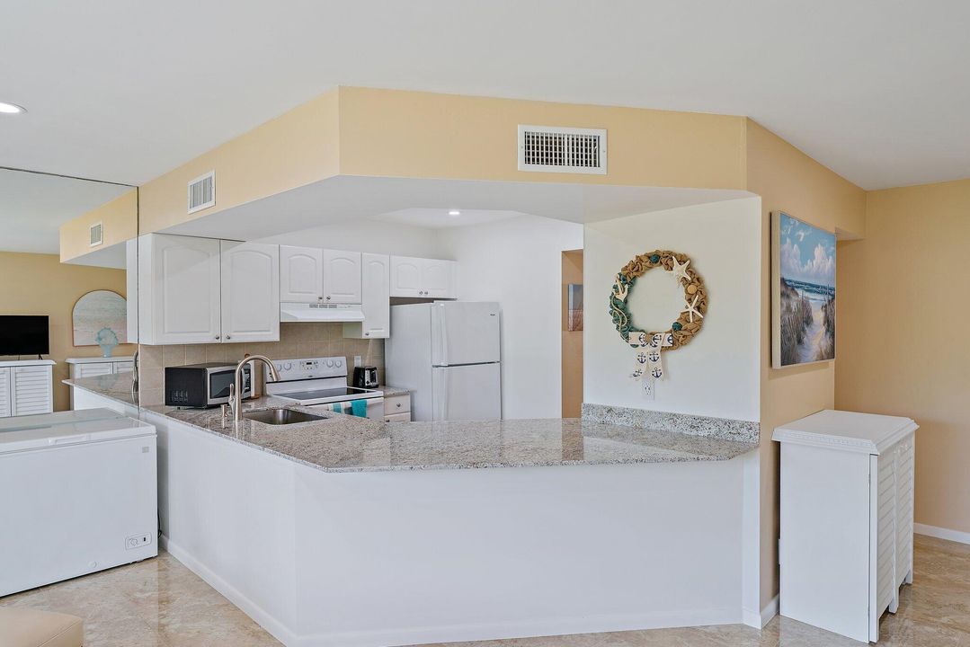 Active With Contract: $1,500 (1 beds, 1 baths, 935 Square Feet)