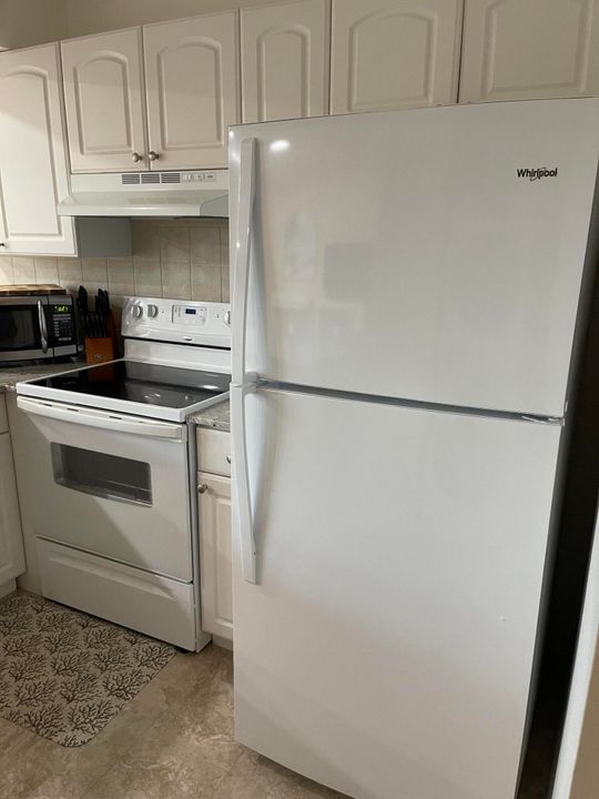 Active With Contract: $1,700 (1 beds, 1 baths, 935 Square Feet)