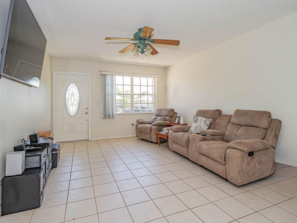 For Sale: $269,000 (3 beds, 2 baths, 1016 Square Feet)