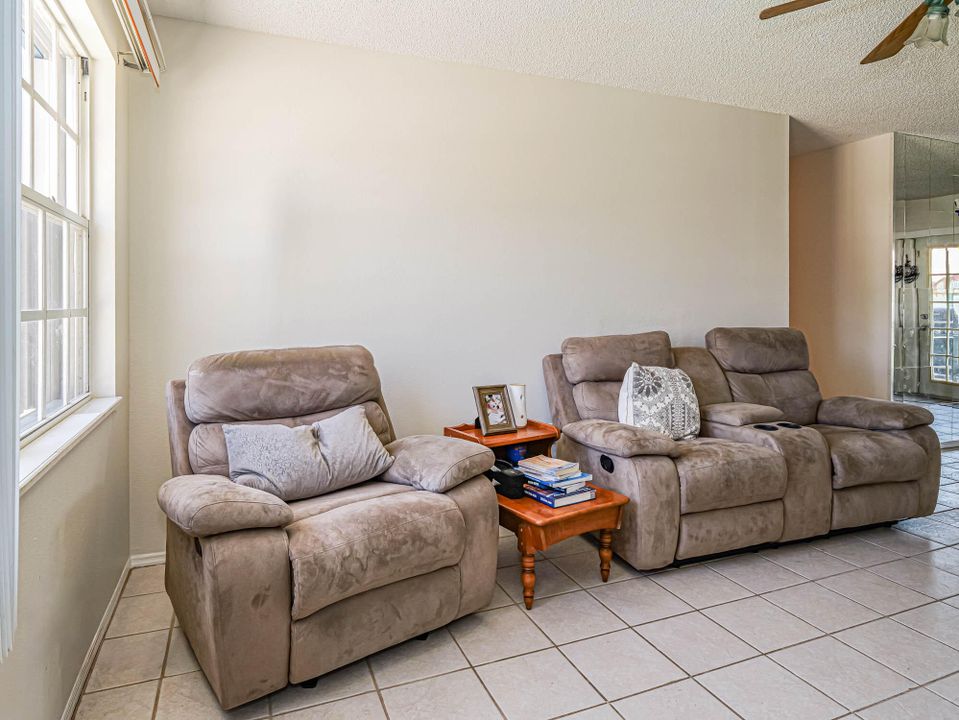 For Sale: $269,000 (3 beds, 2 baths, 1016 Square Feet)