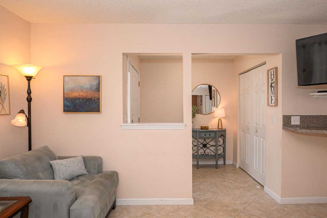 Active With Contract: $2,200 (2 beds, 2 baths, 1037 Square Feet)