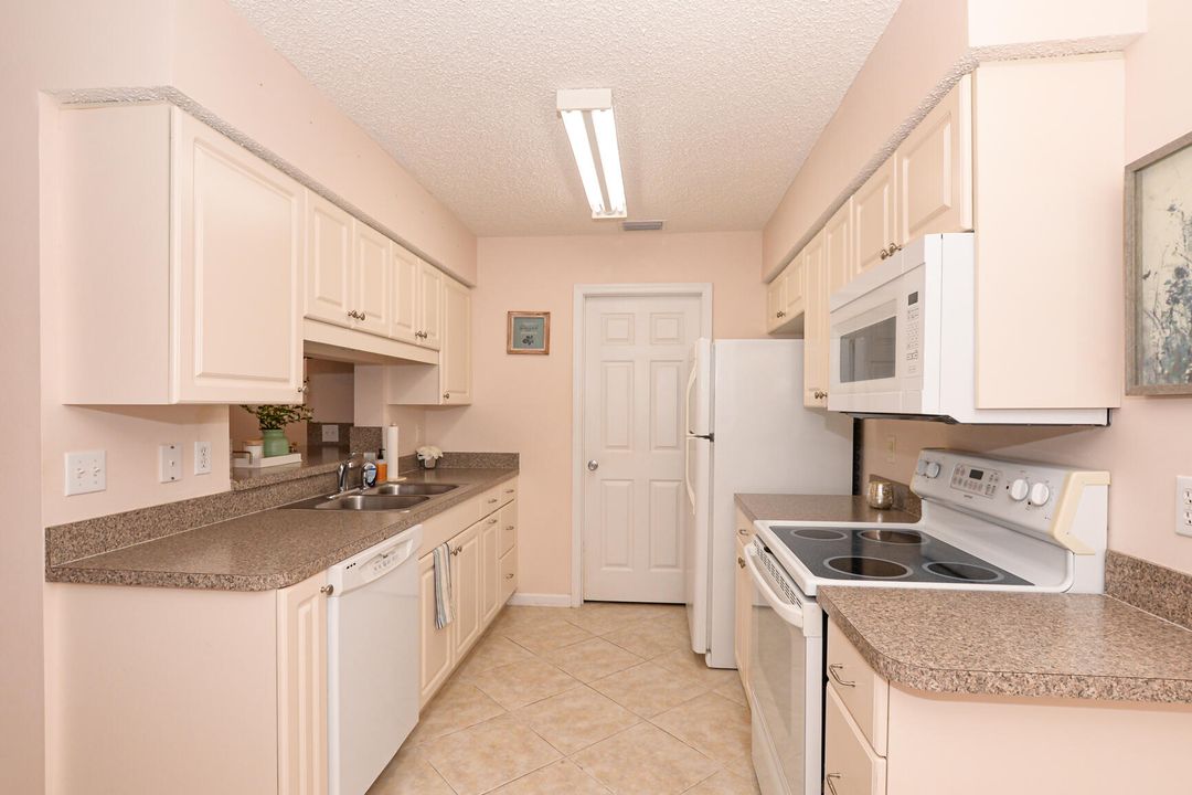 Active With Contract: $2,200 (2 beds, 2 baths, 1037 Square Feet)