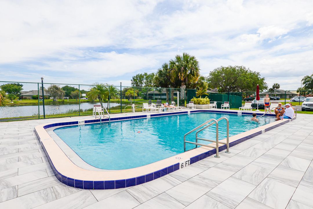 Active With Contract: $2,200 (2 beds, 2 baths, 1037 Square Feet)