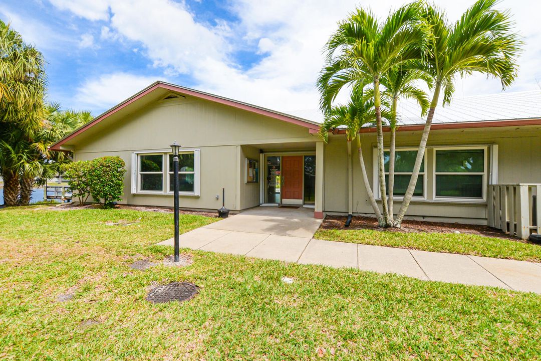 Active With Contract: $2,200 (2 beds, 2 baths, 1037 Square Feet)