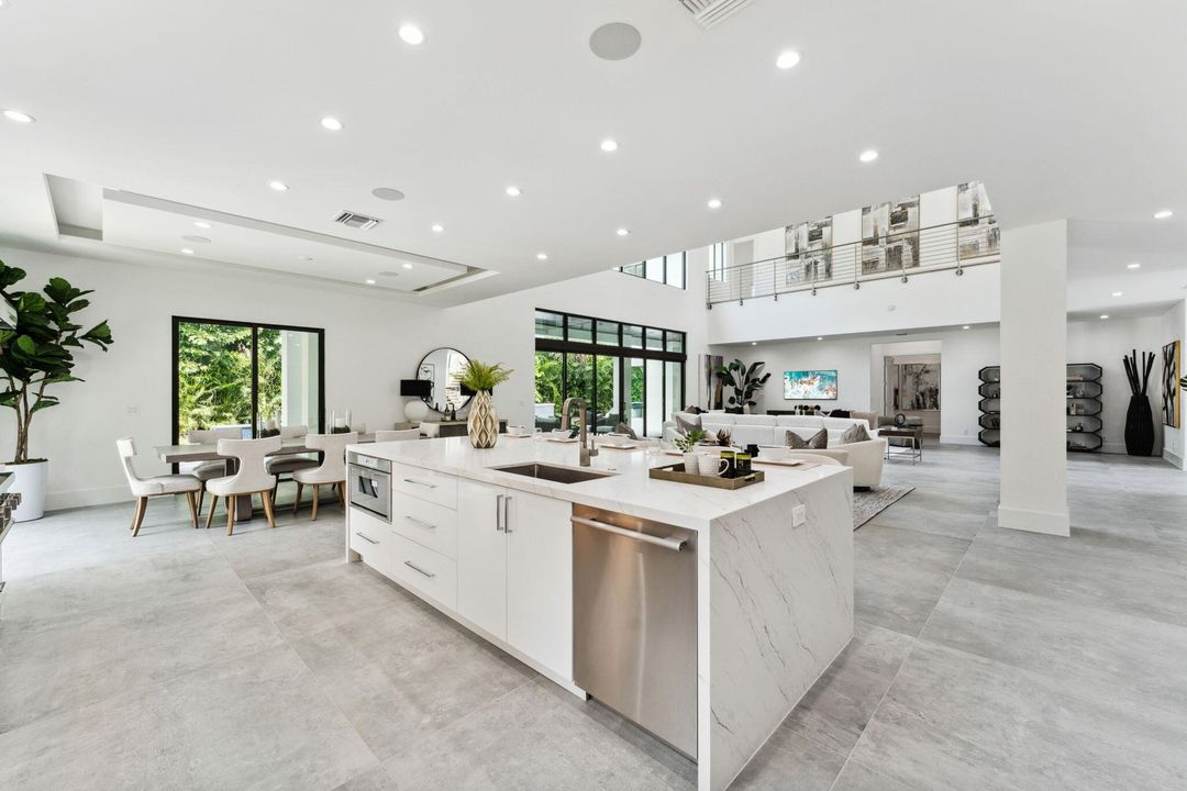 Active With Contract: $3,995,000 (5 beds, 7 baths, 5953 Square Feet)