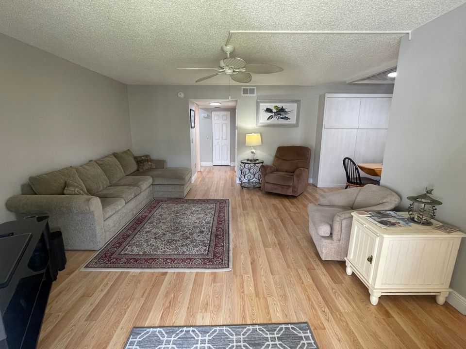 For Sale: $264,500 (1 beds, 1 baths, 898 Square Feet)