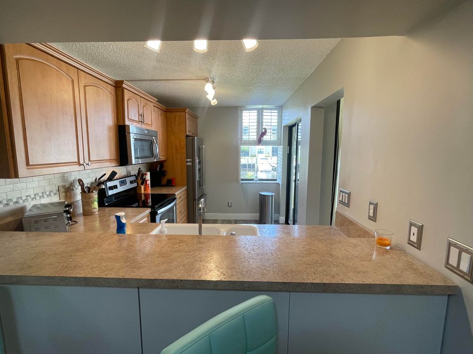 For Sale: $264,500 (1 beds, 1 baths, 898 Square Feet)