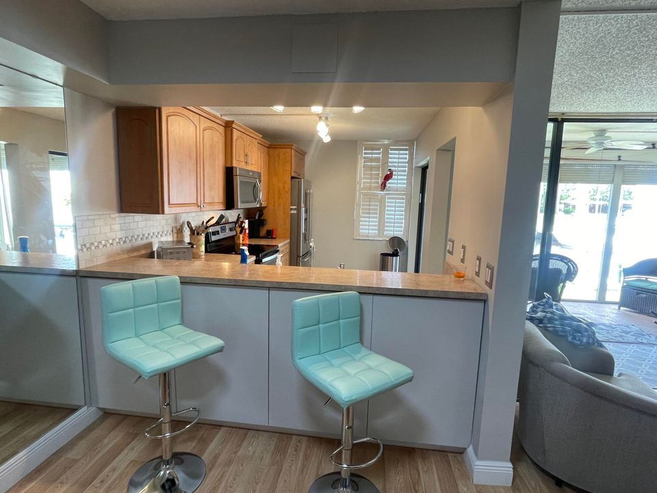 For Sale: $264,500 (1 beds, 1 baths, 898 Square Feet)