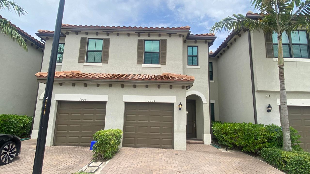 Active With Contract: $2,800 (3 beds, 2 baths, 1606 Square Feet)