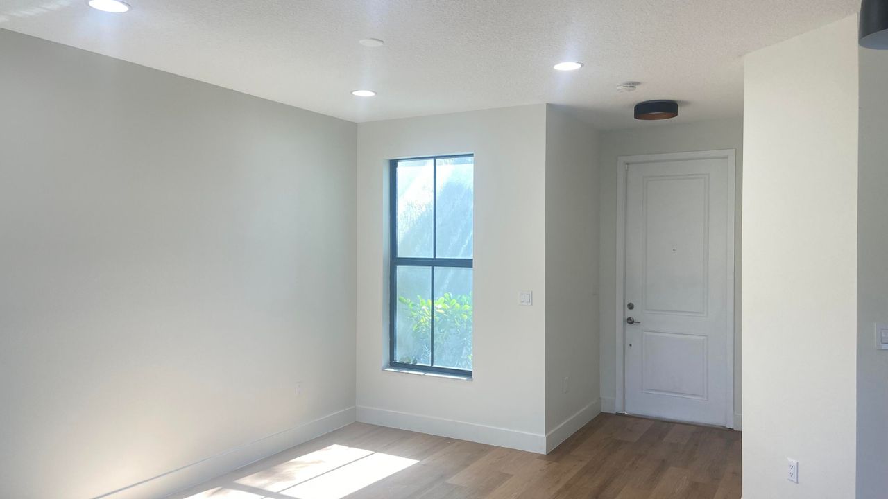 Active With Contract: $2,800 (3 beds, 2 baths, 1606 Square Feet)