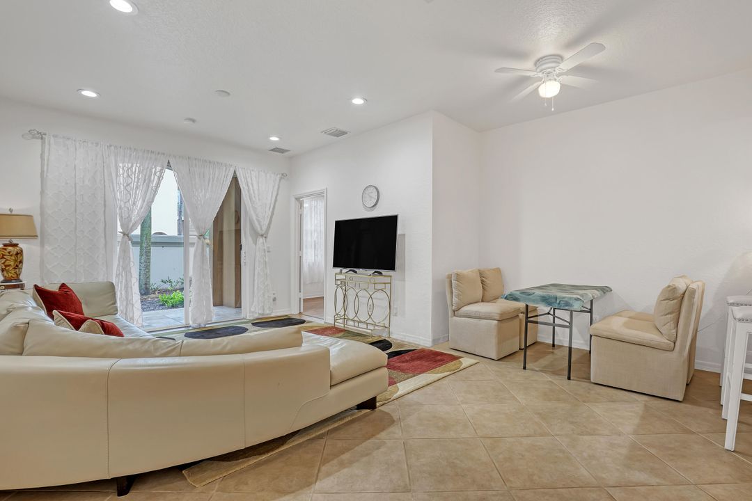 Active With Contract: $2,700 (3 beds, 2 baths, 1232 Square Feet)