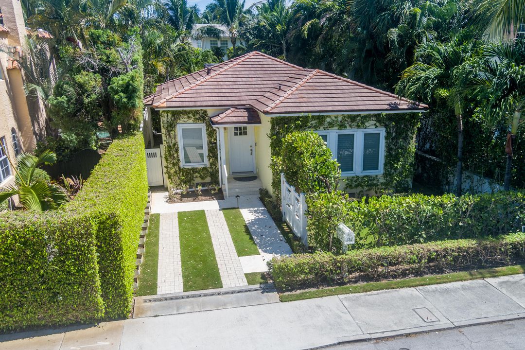 Active With Contract: $4,995,000 (2 beds, 2 baths, 1334 Square Feet)