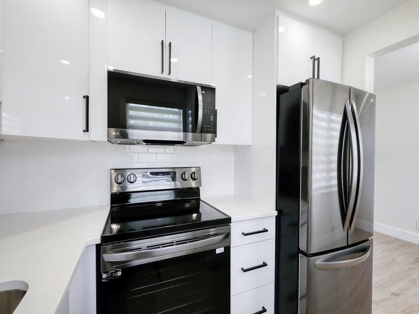 Active With Contract: $1,800 (2 beds, 1 baths, 798 Square Feet)