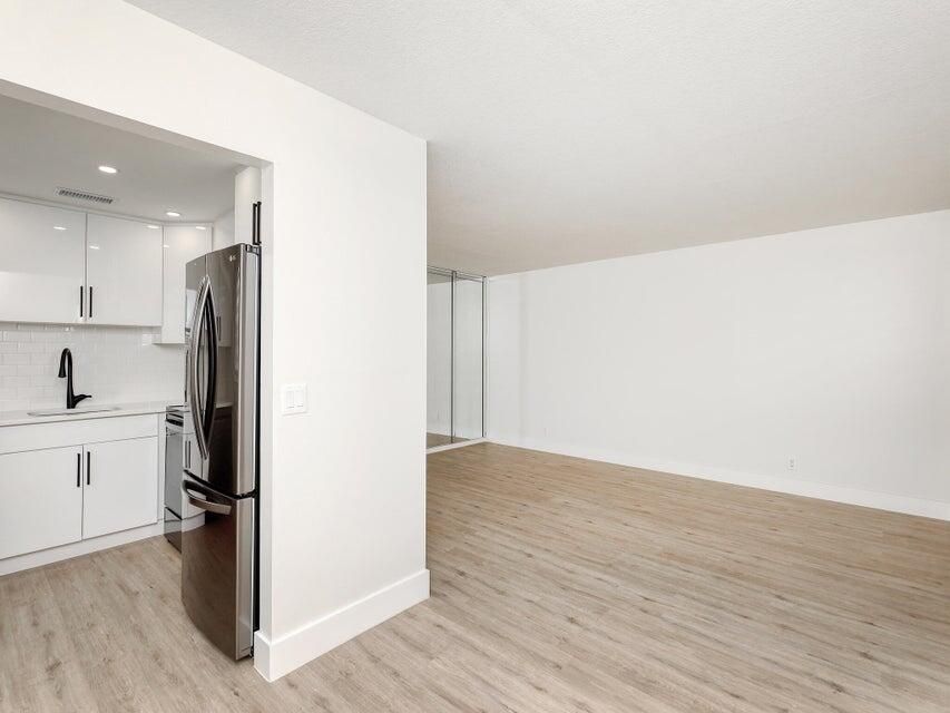 Active With Contract: $1,800 (2 beds, 1 baths, 798 Square Feet)