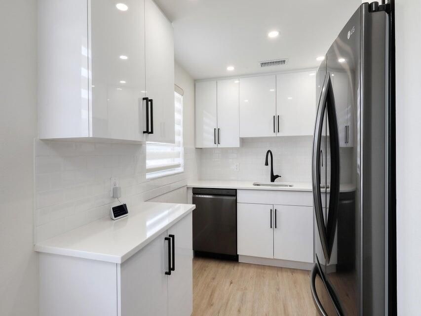 Active With Contract: $1,800 (2 beds, 1 baths, 798 Square Feet)