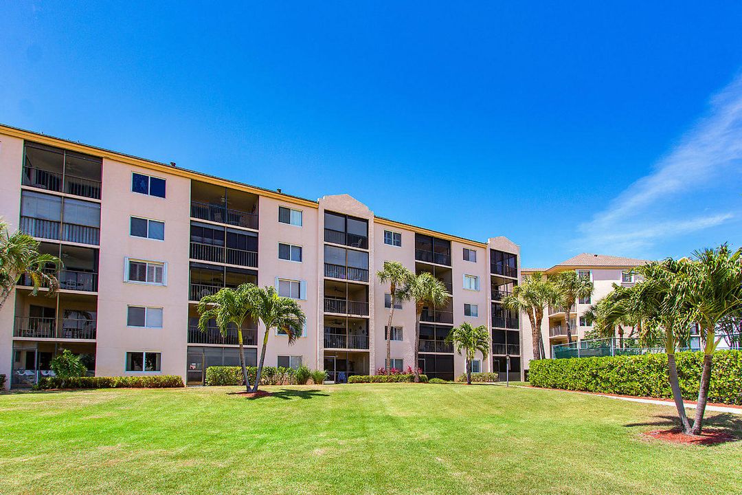 Active With Contract: $2,900 (2 beds, 2 baths, 1250 Square Feet)