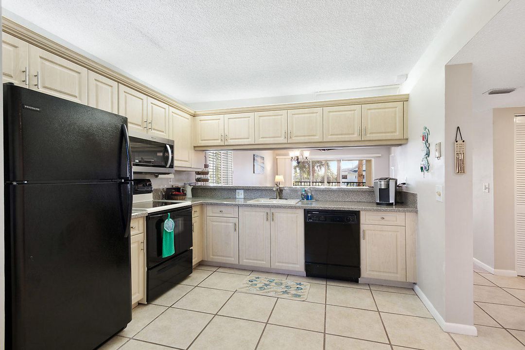 Active With Contract: $2,900 (2 beds, 2 baths, 1250 Square Feet)