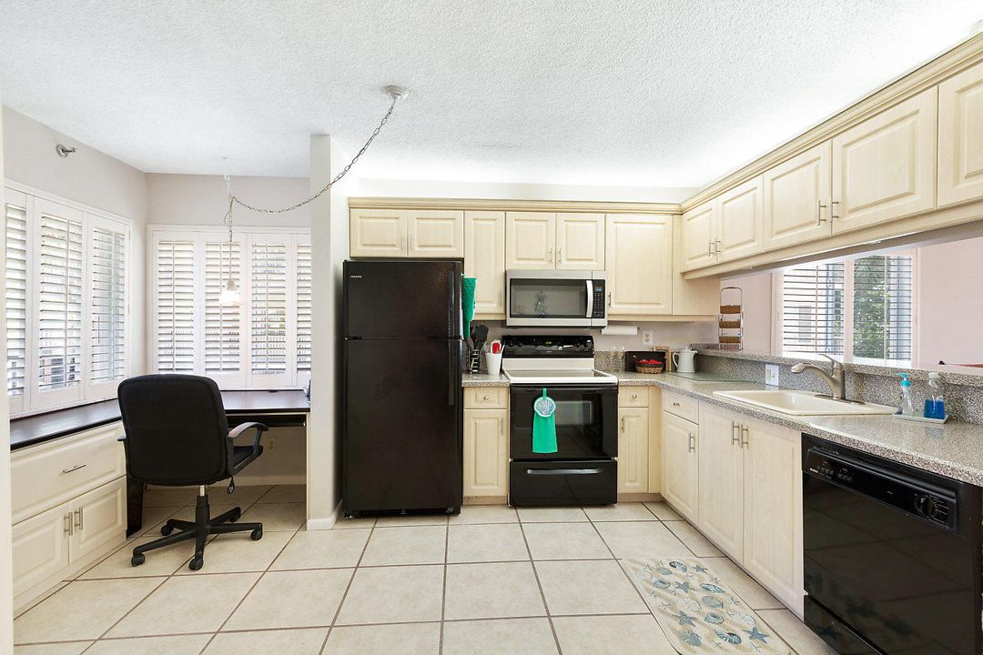 Active With Contract: $2,900 (2 beds, 2 baths, 1250 Square Feet)