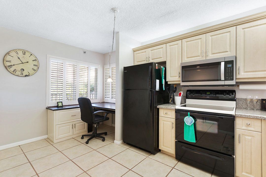 Active With Contract: $2,900 (2 beds, 2 baths, 1250 Square Feet)