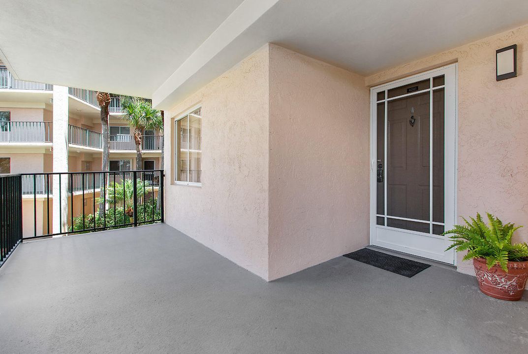 Active With Contract: $2,900 (2 beds, 2 baths, 1250 Square Feet)