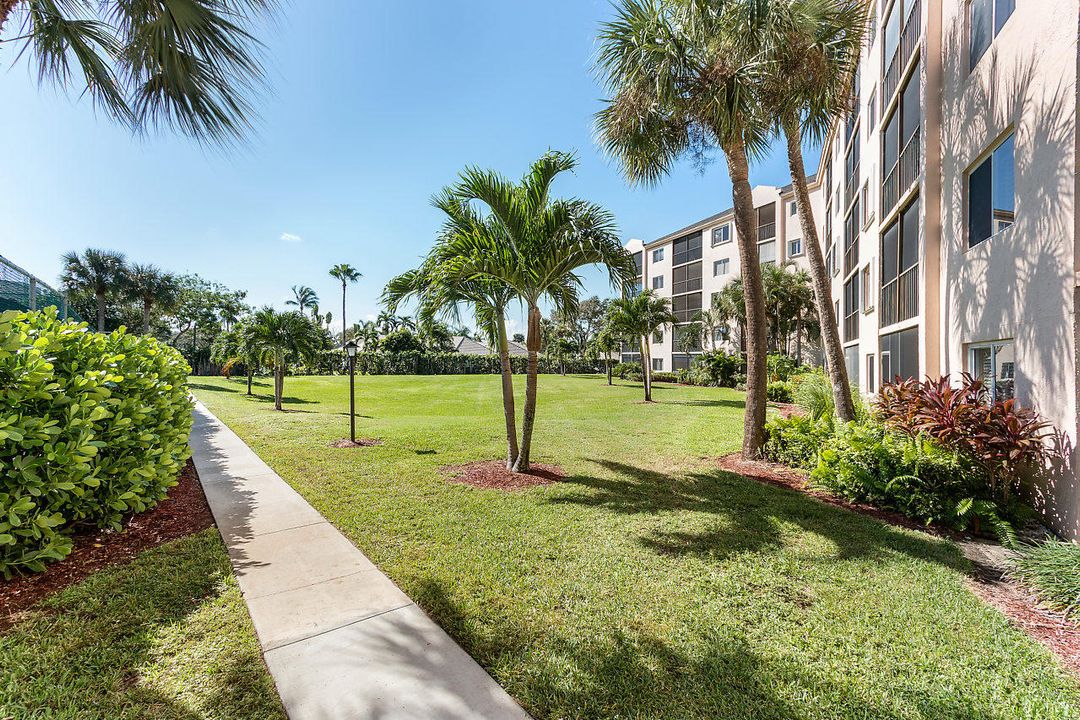 Active With Contract: $2,900 (2 beds, 2 baths, 1250 Square Feet)