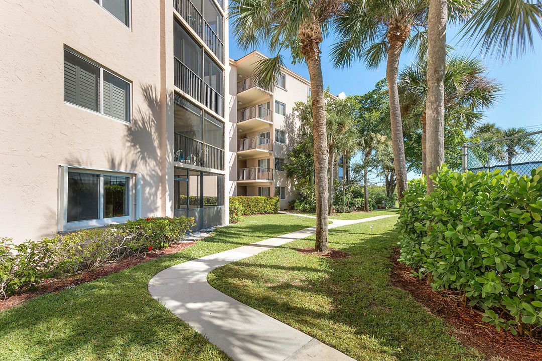 Active With Contract: $2,900 (2 beds, 2 baths, 1250 Square Feet)