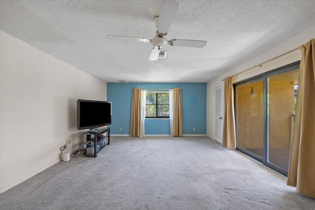 For Sale: $245,000 (2 beds, 2 baths, 1072 Square Feet)