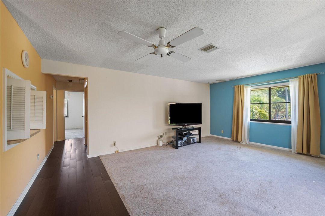 For Sale: $245,000 (2 beds, 2 baths, 1072 Square Feet)