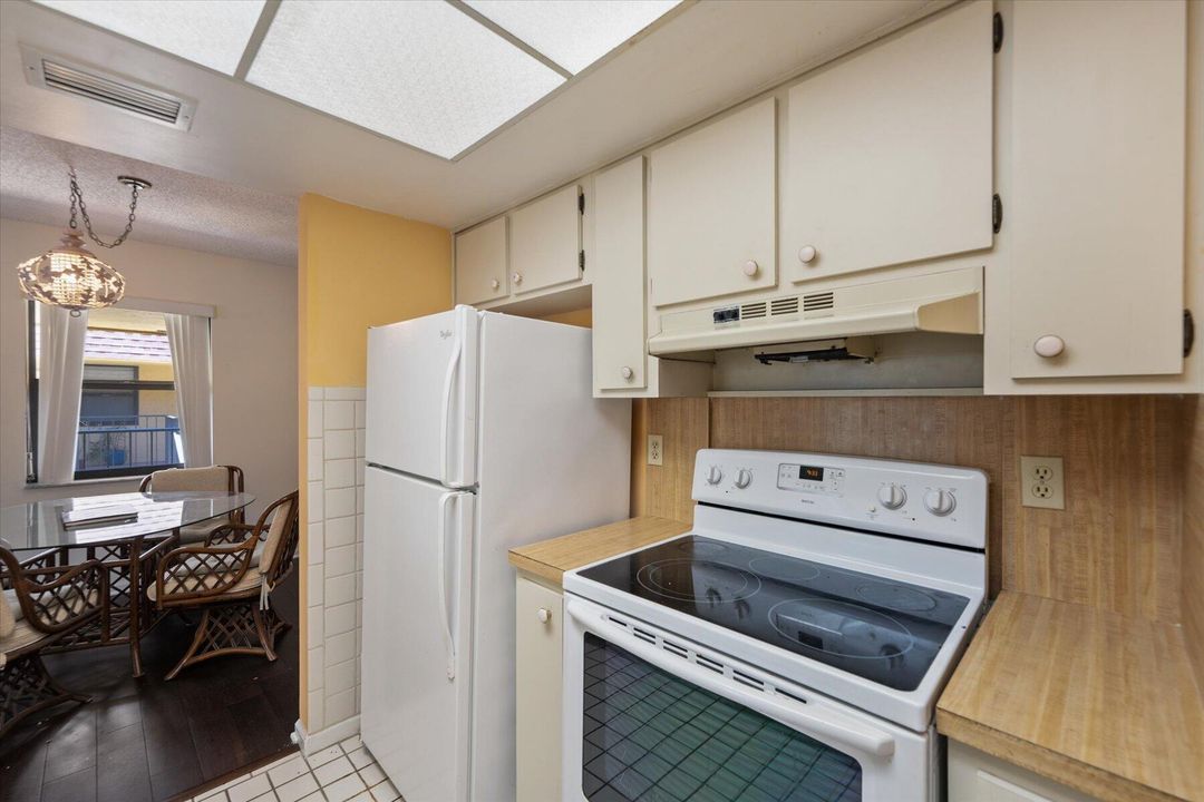 For Sale: $245,000 (2 beds, 2 baths, 1072 Square Feet)