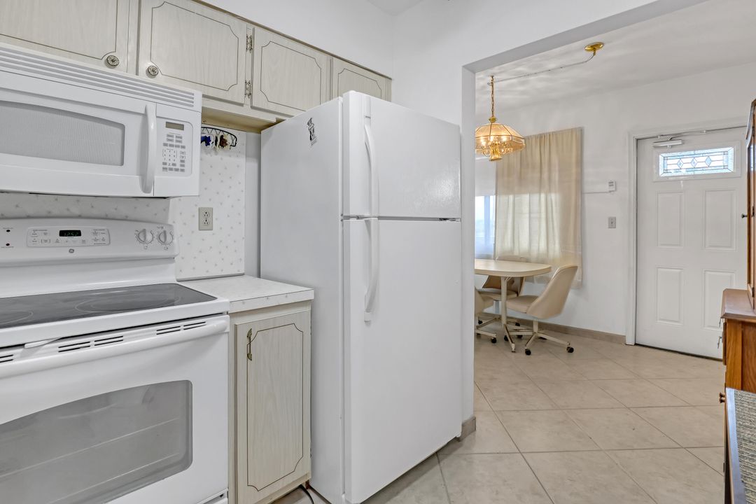 Active With Contract: $154,900 (2 beds, 2 baths, 880 Square Feet)