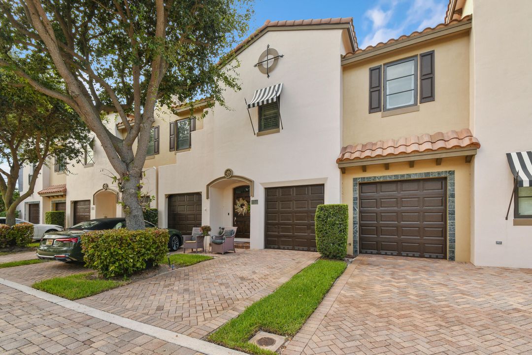 For Sale: $649,000 (3 beds, 2 baths, 1954 Square Feet)