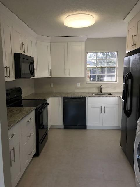 Active With Contract: $2,400 (2 beds, 1 baths, 960 Square Feet)