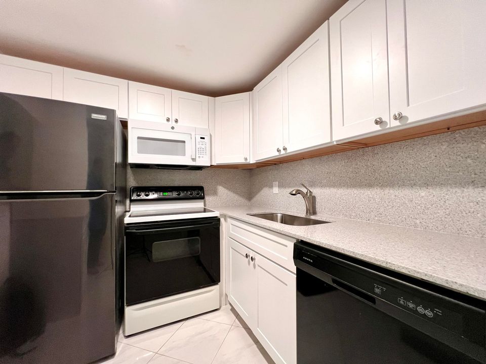 For Sale: $89,500 (1 beds, 1 baths, 570 Square Feet)