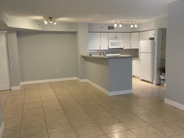 Active With Contract: $2,100 (2 beds, 2 baths, 1076 Square Feet)