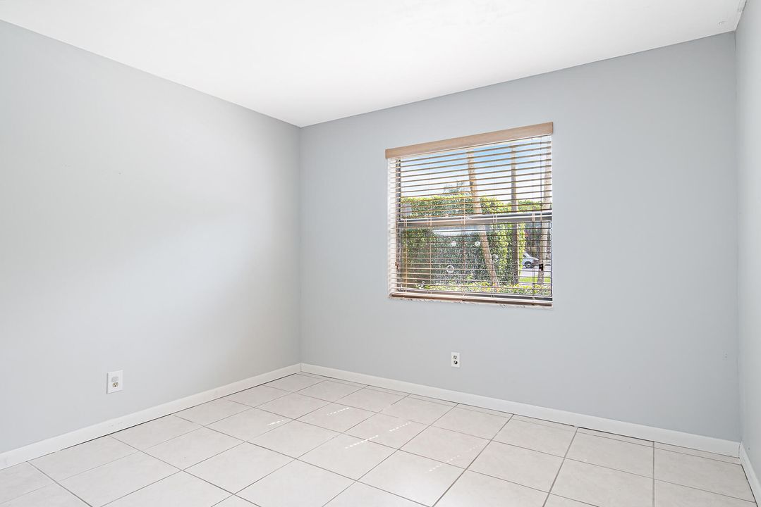 For Sale: $310,000 (3 beds, 2 baths, 950 Square Feet)