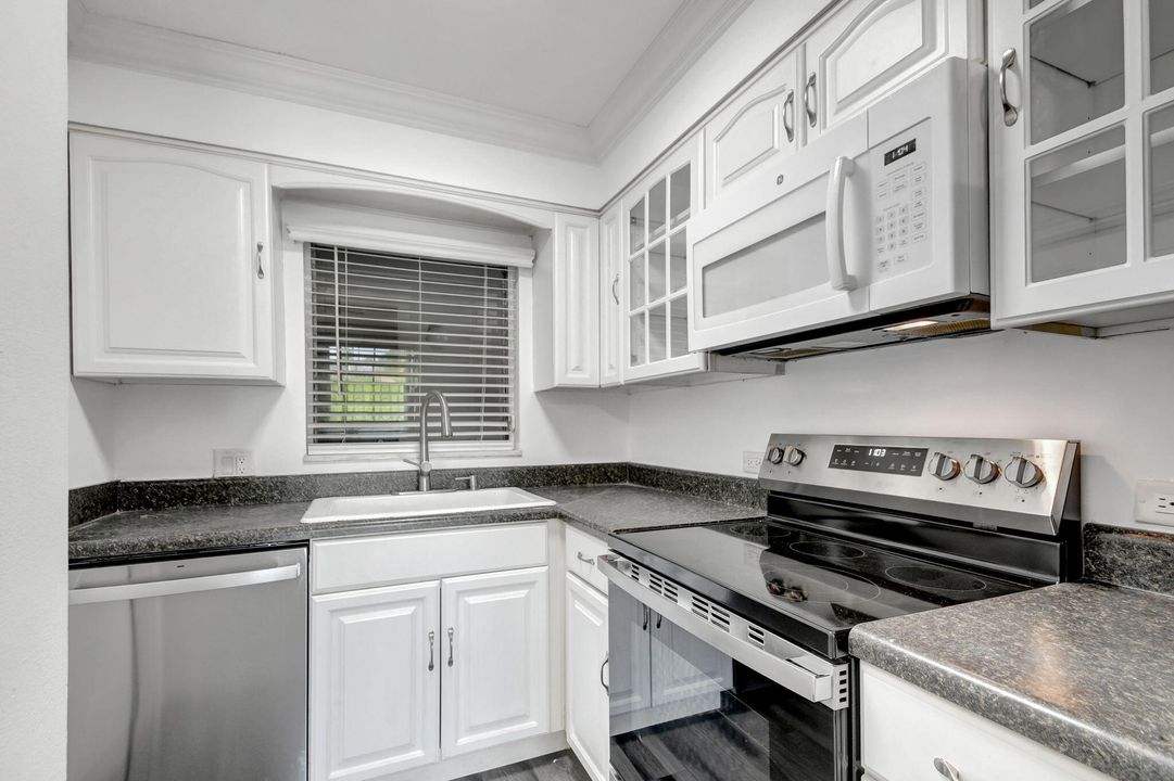 Active With Contract: $1,700 (2 beds, 1 baths, 698 Square Feet)