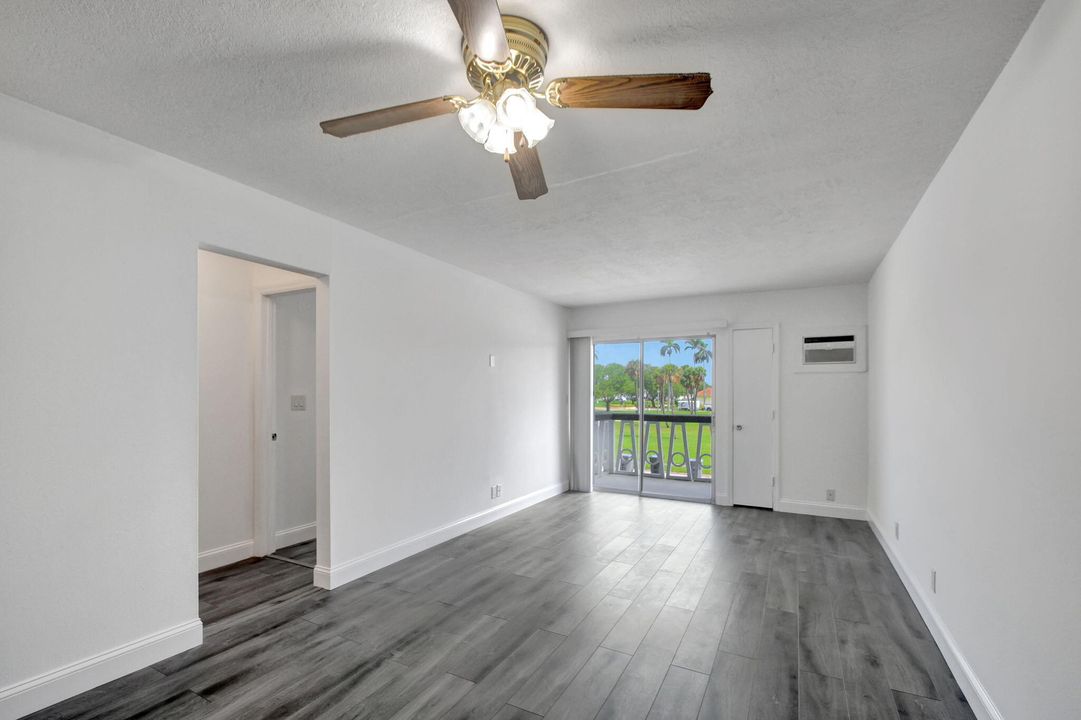 Active With Contract: $1,700 (2 beds, 1 baths, 698 Square Feet)