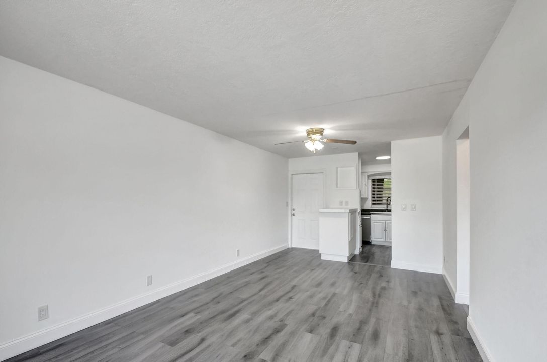 Active With Contract: $1,700 (2 beds, 1 baths, 698 Square Feet)