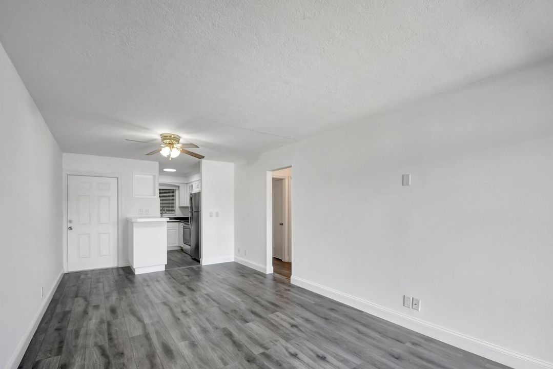 Active With Contract: $1,700 (2 beds, 1 baths, 698 Square Feet)