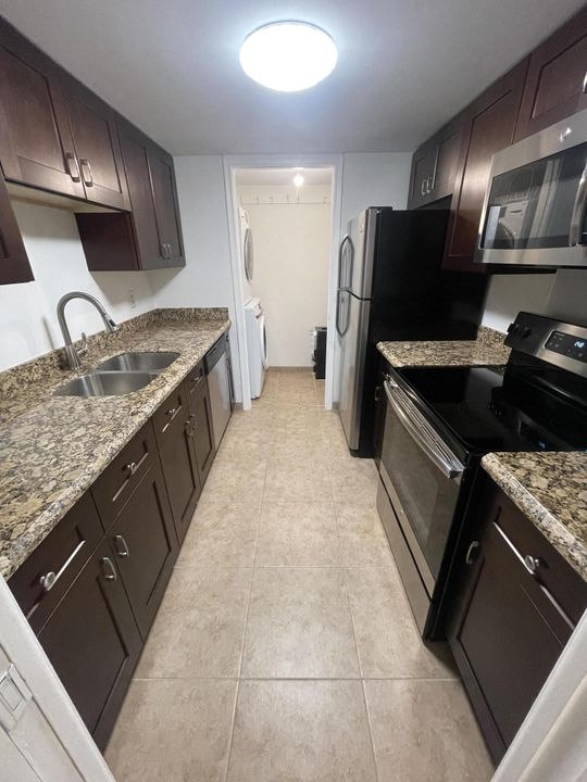 Active With Contract: $2,000 (1 beds, 1 baths, 702 Square Feet)