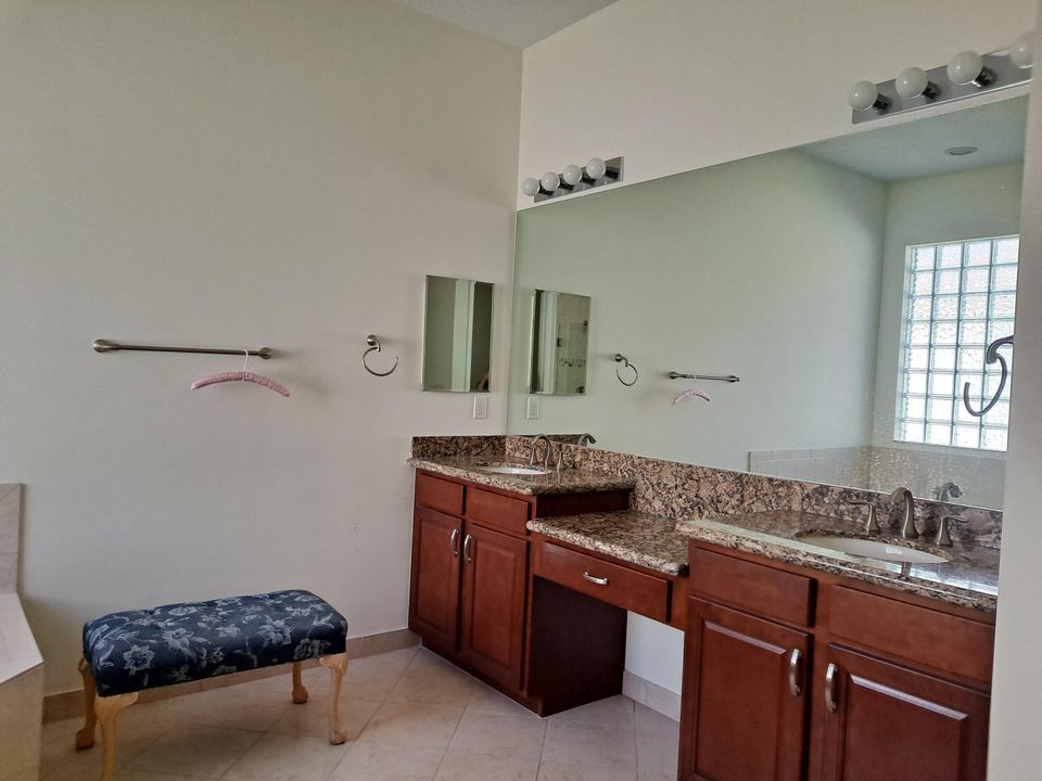 For Rent: $5,500 (3 beds, 2 baths, 3010 Square Feet)